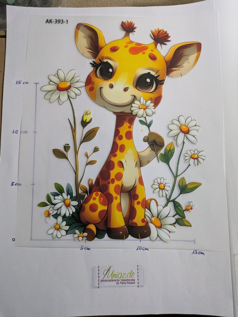 Giraffe mit Gänseblümchen groß